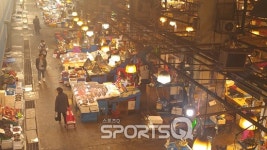 취준생들의 하루를 지탱해주는 노량진 컵밥거리엔 공시생들로 북적북적, 노량진 수산시장 횟집은 걸쭉한 회식 분위기