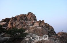 진달래꽃 피는 봄날 관악산 연주대 등산 어떠세요? 기암괴석 많고 등산코스 다양해 4월에 가볼만한 산으로 엄지 척!