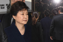 [뷰티Q] 박근혜 전 대통령 구속 후 서울구치소 도착 올림머리 없다 머리핀 모두 빼 구속 수감된 조윤선 헤어스타일도 재조명