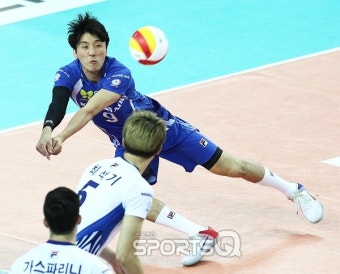 대한항공팀, 아웃사이드 히터에서 리베로로 변신한 곽승석의 활약으로 한국전력에 3-0 승리!