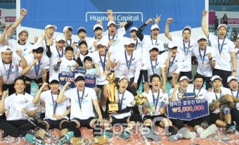 [포토Q] '16-17 챔피언' 현대캐피탈 스카이워커스, '우리 모두가 우승자'