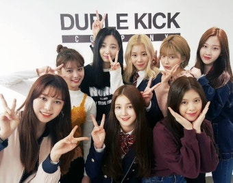 모모랜드, 마지막 8인 완전체 사진? 교복부터 편안한 사복까지 다양한 패션