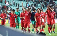 [포토Q] U-20 월드컵 성원해준 팬들과 함께