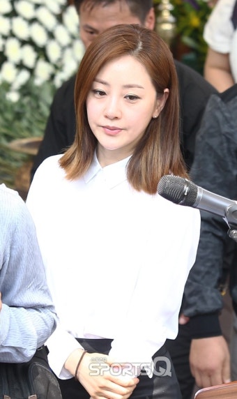 [포토Q] 故윤소정 영결식 찾은 명계남, 신소율 등 조문객들의 슬픔
