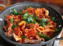 제주의 색다른 맛! 흑돼지·갈치구이·물회·오분자기뚝배기·전복죽 등... 동문재래시장·서귀포매일올레시장·마라도·우도·비양도와... 