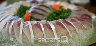 제주의 색다른 맛! 흑돼지·갈치구이·물회·오분자기뚝배기·전복죽 등... 동문재래시장·서귀포매일올레시장·마라도·우도·비양도와... 