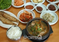 제주의 색다른 맛! 흑돼지·갈치구이·물회·오분자기뚝배기·전복죽 등... 동문재래시장·서귀포매일올레시장·마라도·우도·비양도와... 