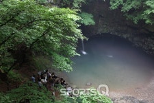 경기도의 가볼만한 곳으로 떠오른 드라마 촬영 명소 포천 비둘기낭폭포 현무암주상절리와 계곡미 환상,오토캠핑장과 펜션, 이동갈비 맛집도 굿!