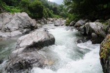 풍덩 빠져볼까?수도권 계곡여행지 가평 명지계곡·용추계곡·포천 백운계곡,서울근교 가볼만한 곳 추천!..용인 고기리계곡도 펜션 맛집 많은 명소