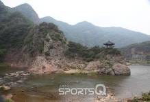 충북 영동 8월에 가볼만한 곳은 영동포도축제 외 월류봉·물한계곡·송호관광지야영장 등,금강주변에 올갱이국 등 맛집 즐비