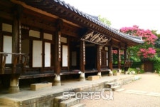 9~10월 건강여행지? 지금 경상남도에서 가장 가볼만한 곳은 산청 한방약초축제가 열리는 동의보감촌...옛돌담이 예쁜 남사예담촌마을 민박체험도
