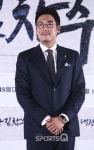 (주)바른환경연구소 - 대장미사용 - 1859 | [포토Q] 조진웅, '바른 자세 잡고 미소 한가득' (대장 김창수 시사회)