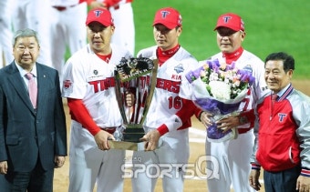 [포토Q] 정규리그 우승 트로피 받는 김기태 감독-이범호-김주찬 (한국시리즈 1차전)