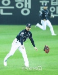 [포토Q] 오재원, 튀어오르는 공에는 글러브 패대기 (한국시리즈 1차전)