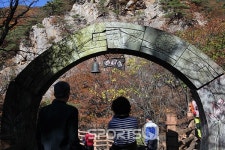 경기도 동두천 소요산 단풍절정, 11월초에도 며칠간은 자재암까지 등산코스 곳곳이 심홍빛 가볼만한 여행지로 추천...가는길·주차장·식당가... 