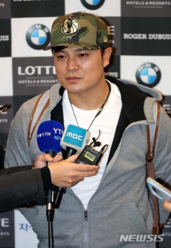 '이방인' 추신수, 아내 하원미와 귀국 