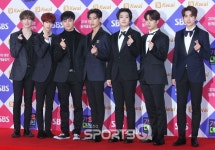 [스냅샷Q] 엑소·워너원·레드벨벳 등 故종현을 위한 검정색의 2017 SBS 가요대전 차분한 포토월