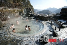 충북 충주 수안보온천 요즘 가볼만한 곳으로 엄지척! 한화리조트 수호텔 등에 시설 좋은 노천탕·가족탕 있고 맛집도 즐비...초정약수 원탕... 