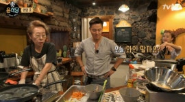 [TV컷Q] 윤식당2 정유미, 매상 200유로 이상 기록 소식에 서준이가 가져 온 와인 딸까요?