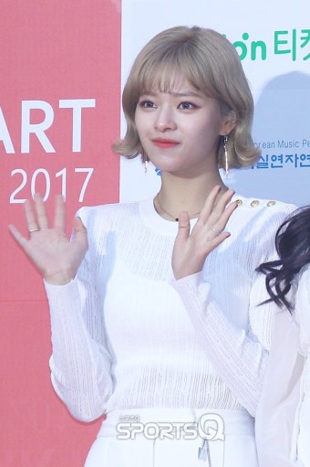 [포토Q] 트와이스 정연 '여러분 반가워요' (2018 가온차트 K-POP 어워즈)