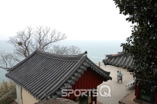 오동도 동백열차, 해상케이블카, 레일바이크 등 가볼만한 곳들 1박2일 코스로 묶고 밤바다 야경 감상 후 게장백반 맛집에 들르면 금상첨화
