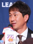 [포토Q] 전남 유상철 예상순위 8 썼다가 동그라미 지워서 6만들었어요 (2018 K리그 1 개막 미디어데이)