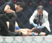[포토Q] 조병옥 출혈로 지연된 경기 (로드FC 046 파트1)