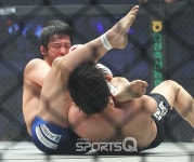 [포토Q] 홍영기 6초 남기고 암바 걸고 승리 (로드FC 046 파트2)