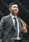 [포토Q] 최무겸 페더급 챔피언 관심있게 보던 후배...큰 경기에 만나 영광 (로드FC 046 파트2)