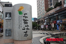 신해철 나혜석 이중섭 김광석 등 인명 들어간 거리가 전국 곳곳에 생겨... 가볼만한 곳 나혜석거리와 서울 청계천헌책방거리 근방엔 맛집이 수두룩