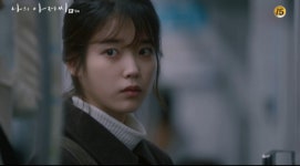 [TV컷Q] '나의 아저씨' 아이유, 상무 후보 오른 이선균 향한 응원… 김영민과 갈등 겪나