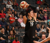 살아남은 박지수, WNBA 도전 이어간다