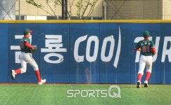 [포토Q] 동대문구 김상민 우중간 가르는 날카로운 안타로 역전 (두산 베어스기 리틀야구대회)