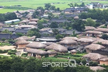 안동국제탈춤페스티벌 9월28일~10월7일 경북 안동시내에서 펼쳐져, 매일 하회탈춤공연이 있는 하회마을은 입장료 5천원에 민박과 식당 많지만... 