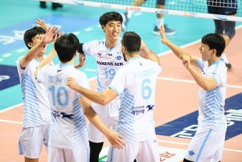 [프로배구] '삼각편대 45점 합작' 대한항공, 우리카드 3연패 빠뜨리며 3연승