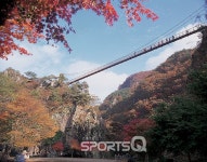 단풍명소 강천산에 여행객 몰려 전북 순창군 얼쑤! 순창고추장마을엔 셔틀버스 연결하고 무료주차장도 확충