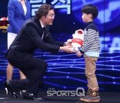 [포토Q] 백호네 바자회 소아환우 치료비 전달하는 김판곤-샘 해밍턴 (2018 KFA 어워즈)