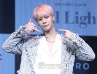 [포토Q] 아스트로 문빈 핑크빛 헤어 돋보이는 미소 (아스트로 정규1집 쇼케이스)