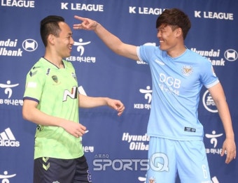 [포토Q] 전북 문선민-대구 한희훈 '갑작스런 손가락 튕기기' (K리그 개막 미디어데이)