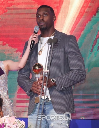 [포토Q] 울산 현대 모비스 라건아, 외국선수 MVP '영광의 순간'