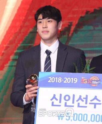 [포토Q]  안양 KGC 변준형, 부상 중에도 신인 선수상 거머쥐다