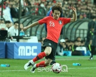 [포토Q] 발을 뻗어 공을 지켜내는 김문환 (한국 콜롬비아 평가전)