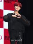 [스몰톡Q] 에이비식스(AB6IX) 이대휘, 비 맞는 촬영 오랜만... MV 마지막 장면 만족스러워