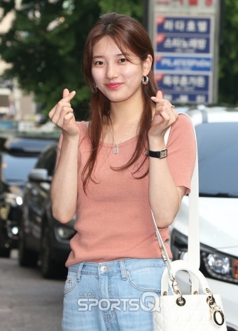 [포토Q] 수지 '예쁜 미소로 날리는 손하트' (배가본드 쫑파티)