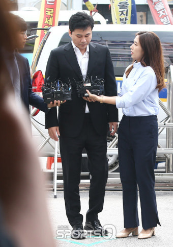 [스냅샷Q] 경찰 출석, 패션의 정석을 벗어난 양현석