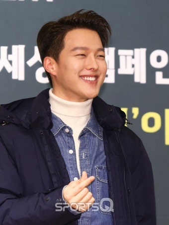 [포토Q] 장기용 '따뜻한 눈웃음과 손하트'