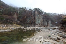 기암절벽과 단풍, 낙엽이 있는 사색여행지 단양 사인암