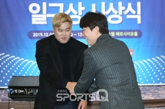 [포토Q] 류현진-양현종 '일구상 시상식에서 반가운 만남'