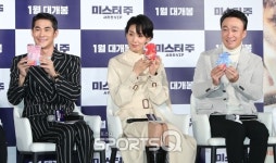 [포토Q] 배정남-김서형-이성민 관객 여러분 복 많이 받으세요