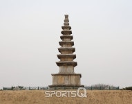 드라마 사랑의 불시착에 등장한 충주 탑평리 칠층석탑은?